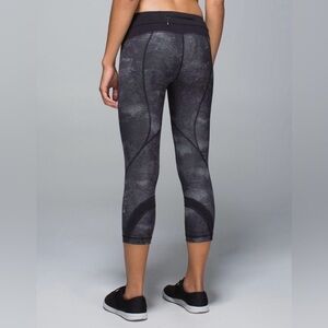 Lululemon Run: Inspire Crop II *All Full-On Luxtreme
Sequin Snake sz 6 EUC